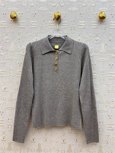 {{productViewItem.photos[photoViewList.activeNavIndex].Alt || productViewItem.photos[photoViewList.activeNavIndex].Description || 'Кофта Schiaparelli'}}