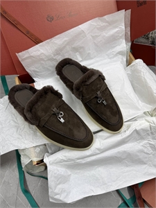 {{productViewItem.photos[photoViewList.activeNavIndex].Alt || productViewItem.photos[photoViewList.activeNavIndex].Description || 'Мюли LORO PIANA'}}