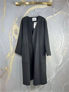 {{productViewItem.photos[photoViewList.activeNavIndex].Alt || productViewItem.photos[photoViewList.activeNavIndex].Description || 'Пальто JIL SANDER'}}