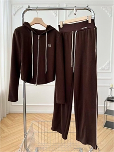 {{productViewItem.photos[photoViewList.activeNavIndex].Alt || productViewItem.photos[photoViewList.activeNavIndex].Description || 'Костюм MIU MIU'}}