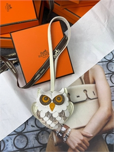 {{productViewItem.photos[photoViewList.activeNavIndex].Alt || productViewItem.photos[photoViewList.activeNavIndex].Description || 'Брелок HERMES'}}