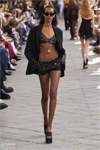 {{productViewItem.photos[photoViewList.activeNavIndex].Alt || productViewItem.photos[photoViewList.activeNavIndex].Description || 'Костюм ERMANO SCERVINO'}}