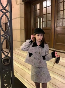 {{productViewItem.photos[photoViewList.activeNavIndex].Alt || productViewItem.photos[photoViewList.activeNavIndex].Description || 'Костюм  BALMAIN'}}