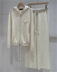 {{productViewItem.photos[photoViewList.activeNavIndex].Alt || productViewItem.photos[photoViewList.activeNavIndex].Description || 'Костюм LORO PIANA'}}