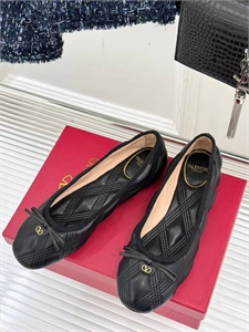 {{productViewItem.photos[photoViewList.activeNavIndex].Alt || productViewItem.photos[photoViewList.activeNavIndex].Description || 'Балетки VALENTINO'}}