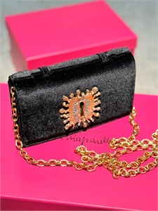 {{productViewItem.photos[photoViewList.activeNavIndex].Alt || productViewItem.photos[photoViewList.activeNavIndex].Description || 'Сумка Schiaparelli'}}