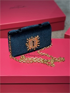 {{productViewItem.photos[photoViewList.activeNavIndex].Alt || productViewItem.photos[photoViewList.activeNavIndex].Description || 'Сумка Schiaparelli'}}