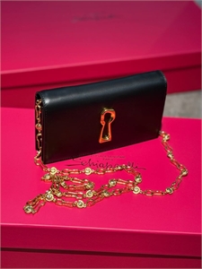 {{productViewItem.photos[photoViewList.activeNavIndex].Alt || productViewItem.photos[photoViewList.activeNavIndex].Description || 'Сумка Schiaparelli'}}