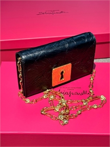 {{productViewItem.photos[photoViewList.activeNavIndex].Alt || productViewItem.photos[photoViewList.activeNavIndex].Description || 'Сумка Schiaparelli'}}