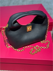 {{productViewItem.photos[photoViewList.activeNavIndex].Alt || productViewItem.photos[photoViewList.activeNavIndex].Description || 'Сумка Schiaparelli'}}