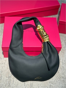 {{productViewItem.photos[photoViewList.activeNavIndex].Alt || productViewItem.photos[photoViewList.activeNavIndex].Description || 'Сумка Schiaparelli'}}