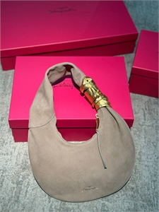 {{productViewItem.photos[photoViewList.activeNavIndex].Alt || productViewItem.photos[photoViewList.activeNavIndex].Description || 'Сумка Schiaparelli'}}