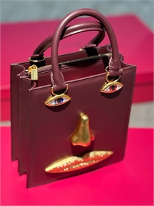 {{productViewItem.photos[photoViewList.activeNavIndex].Alt || productViewItem.photos[photoViewList.activeNavIndex].Description || 'Сумка Schiaparelli'}}