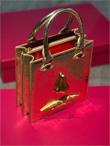 {{productViewItem.photos[photoViewList.activeNavIndex].Alt || productViewItem.photos[photoViewList.activeNavIndex].Description || 'Сумка Schiaparelli'}}