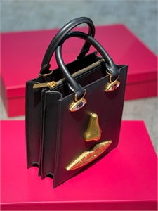 {{productViewItem.photos[photoViewList.activeNavIndex].Alt || productViewItem.photos[photoViewList.activeNavIndex].Description || 'Сумка Schiaparelli'}}