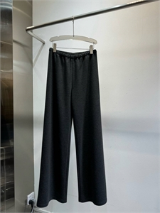 {{productViewItem.photos[photoViewList.activeNavIndex].Alt || productViewItem.photos[photoViewList.activeNavIndex].Description || 'Штаны THE ROW'}}