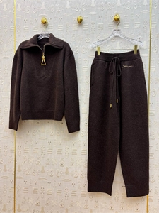 {{productViewItem.photos[photoViewList.activeNavIndex].Alt || productViewItem.photos[photoViewList.activeNavIndex].Description || 'Костюм Schiaparelli'}}