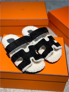 {{productViewItem.photos[photoViewList.activeNavIndex].Alt || productViewItem.photos[photoViewList.activeNavIndex].Description || 'Тапочки HERMES'}}