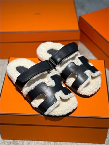 {{productViewItem.photos[photoViewList.activeNavIndex].Alt || productViewItem.photos[photoViewList.activeNavIndex].Description || 'Тапочки HERMES'}}