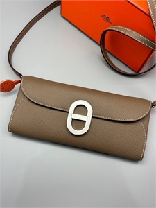 {{productViewItem.photos[photoViewList.activeNavIndex].Alt || productViewItem.photos[photoViewList.activeNavIndex].Description || 'Клатч HERMES'}}