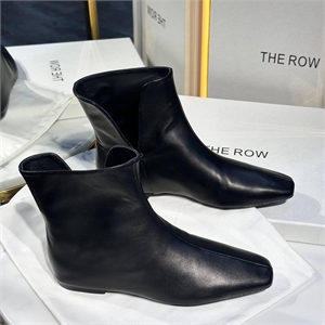 {{productViewItem.photos[photoViewList.activeNavIndex].Alt || productViewItem.photos[photoViewList.activeNavIndex].Description || 'Ботинки THE ROW'}}