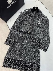 {{productViewItem.photos[photoViewList.activeNavIndex].Alt || productViewItem.photos[photoViewList.activeNavIndex].Description || 'Костюм CHANEL'}}