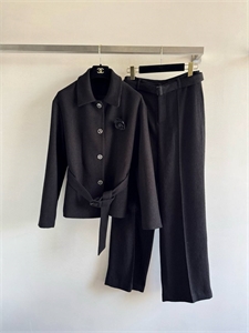 {{productViewItem.photos[photoViewList.activeNavIndex].Alt || productViewItem.photos[photoViewList.activeNavIndex].Description || 'Джинсы CHANEL'}}