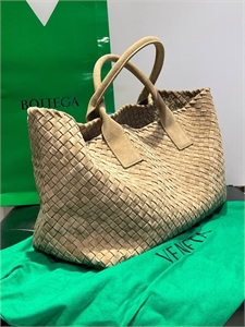 {{productViewItem.photos[photoViewList.activeNavIndex].Alt || productViewItem.photos[photoViewList.activeNavIndex].Description || 'Сумка BOTTEGA VENETA'}}