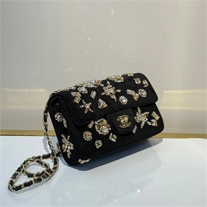 {{productViewItem.photos[photoViewList.activeNavIndex].Alt || productViewItem.photos[photoViewList.activeNavIndex].Description || 'Сумка CHANEL'}}