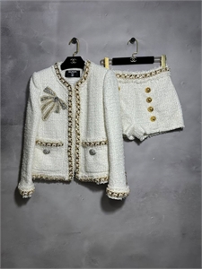 {{productViewItem.photos[photoViewList.activeNavIndex].Alt || productViewItem.photos[photoViewList.activeNavIndex].Description || 'Костюм BALMAIN'}}