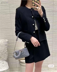 {{productViewItem.photos[photoViewList.activeNavIndex].Alt || productViewItem.photos[photoViewList.activeNavIndex].Description || 'Костюм DIOR'}}