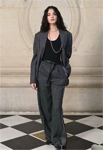 {{productViewItem.photos[photoViewList.activeNavIndex].Alt || productViewItem.photos[photoViewList.activeNavIndex].Description || 'Костюм DIOR'}}