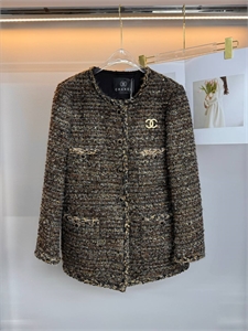 {{productViewItem.photos[photoViewList.activeNavIndex].Alt || productViewItem.photos[photoViewList.activeNavIndex].Description || 'Пиджак CHANEL'}}