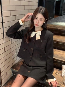 {{productViewItem.photos[photoViewList.activeNavIndex].Alt || productViewItem.photos[photoViewList.activeNavIndex].Description || 'Костюм VALENTINO'}}