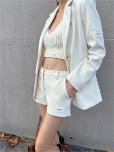 {{productViewItem.photos[photoViewList.activeNavIndex].Alt || productViewItem.photos[photoViewList.activeNavIndex].Description || 'Костюм PRADA'}}