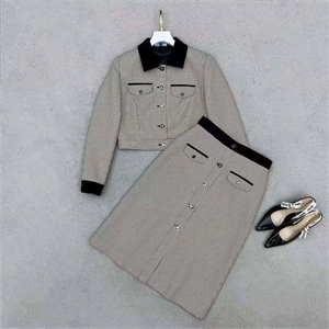 {{productViewItem.photos[photoViewList.activeNavIndex].Alt || productViewItem.photos[photoViewList.activeNavIndex].Description || 'Костюм PRADA'}}