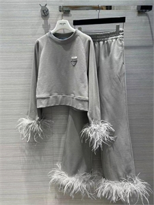 {{productViewItem.photos[photoViewList.activeNavIndex].Alt || productViewItem.photos[photoViewList.activeNavIndex].Description || 'Костюм PRADA'}}