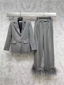 {{productViewItem.photos[photoViewList.activeNavIndex].Alt || productViewItem.photos[photoViewList.activeNavIndex].Description || 'Костюм PRADA'}}