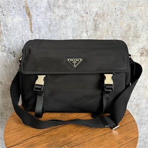 {{productViewItem.photos[photoViewList.activeNavIndex].Alt || productViewItem.photos[photoViewList.activeNavIndex].Description || 'Сумка PRADA'}}