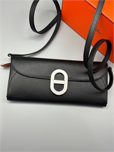 {{productViewItem.photos[photoViewList.activeNavIndex].Alt || productViewItem.photos[photoViewList.activeNavIndex].Description || 'Сумка HERMES'}}