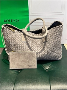 {{productViewItem.photos[photoViewList.activeNavIndex].Alt || productViewItem.photos[photoViewList.activeNavIndex].Description || 'Сумка BOTTEGA VENETA'}}