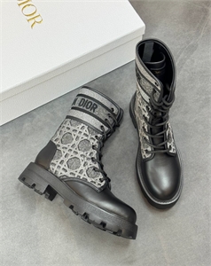 {{productViewItem.photos[photoViewList.activeNavIndex].Alt || productViewItem.photos[photoViewList.activeNavIndex].Description || 'Ботинки DIOR'}}