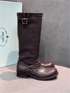 {{productViewItem.photos[photoViewList.activeNavIndex].Alt || productViewItem.photos[photoViewList.activeNavIndex].Description || 'Ботинки PRADA'}}