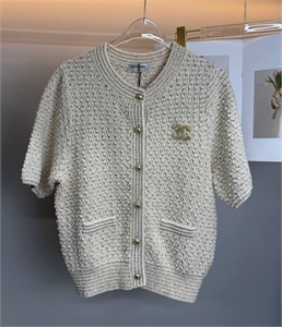 {{productViewItem.photos[photoViewList.activeNavIndex].Alt || productViewItem.photos[photoViewList.activeNavIndex].Description || 'Кофта CHANEL'}}