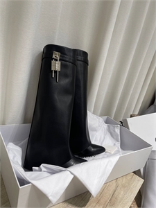 {{productViewItem.photos[photoViewList.activeNavIndex].Alt || productViewItem.photos[photoViewList.activeNavIndex].Description || 'Сапоги GIVENCHY'}}