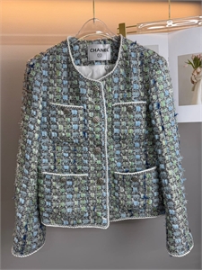 {{productViewItem.photos[photoViewList.activeNavIndex].Alt || productViewItem.photos[photoViewList.activeNavIndex].Description || 'Пиджак CHANEL'}}