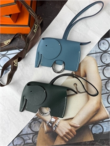 {{productViewItem.photos[photoViewList.activeNavIndex].Alt || productViewItem.photos[photoViewList.activeNavIndex].Description || 'Брелок HERMES'}}