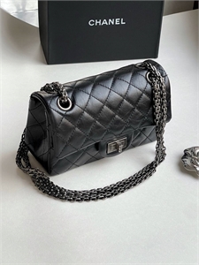 {{productViewItem.photos[photoViewList.activeNavIndex].Alt || productViewItem.photos[photoViewList.activeNavIndex].Description || 'Сумка CHANEL'}}