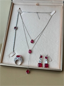 {{productViewItem.photos[photoViewList.activeNavIndex].Alt || productViewItem.photos[photoViewList.activeNavIndex].Description || 'Колье GRAFF'}}