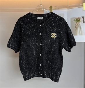 {{productViewItem.photos[photoViewList.activeNavIndex].Alt || productViewItem.photos[photoViewList.activeNavIndex].Description || 'Кофта CHANEL'}}